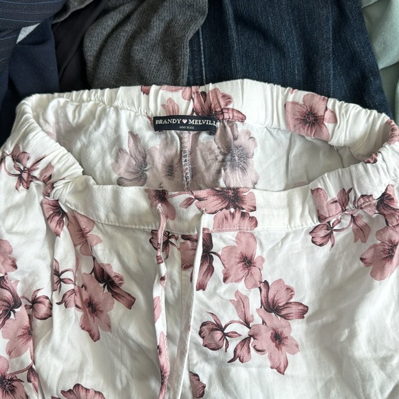Flowy spring time fun pants from Brandy Melville. White with mauve flowers - Picture 4 of 5